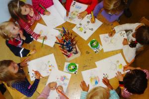 Die Kinder malen Oytinchen in den unterschiedlichsten Farben aus.