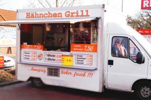 Mobiler Hähnchen Grill vor Rewe