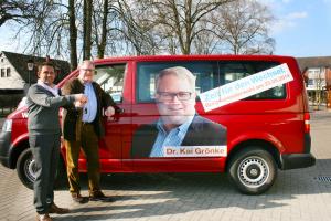 Bernd Schuckmann, Inhaber der 53 Grad e.K. überreichte den Schlüssel des Grönke-Mobil an den Kandidaten.