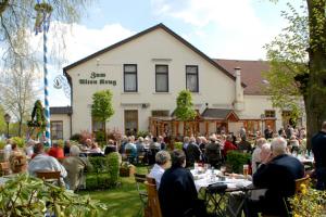 Der Sommergarten des Restaurants Zum Alten Krug zum Maibaumfest in Oyten.