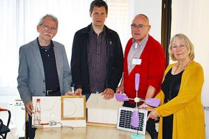 Georg Gerdes Umweltzentrum Stuhr, Dieter Schmidt Didaktischer Leiter der IGS, Michael Großer und Ellen Sager von der Bremer Energiehaus-Genossenschaft