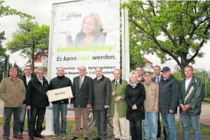 Los geht’s: Den symbolischen Grundstein zum Start der millionenschweren Hauptstraßen-Umgestaltung übergab Oytens Bürgermeister Manfred Cordes (5.v.li.) am Mittwochabend an den verantwortlichen Stadtplaner Peter Schatz (3.v.li.), der ihn seinerseits weiterreichte an Jürgen Warnke, Geschäftsführer der bauausführenden Firma Brema-Bau AG aus Bremen (4.v.li.).