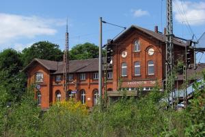 Der Sagehorner Bahnhof im Sommer - Jetzt nehmen sich Studenten der Hochschule Bremen der Problematik einer Umverlegung an.