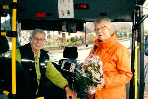 Bodo Becker vom BürgerBus Oyten und der 1000 Fahrgast Frau Norma Temp