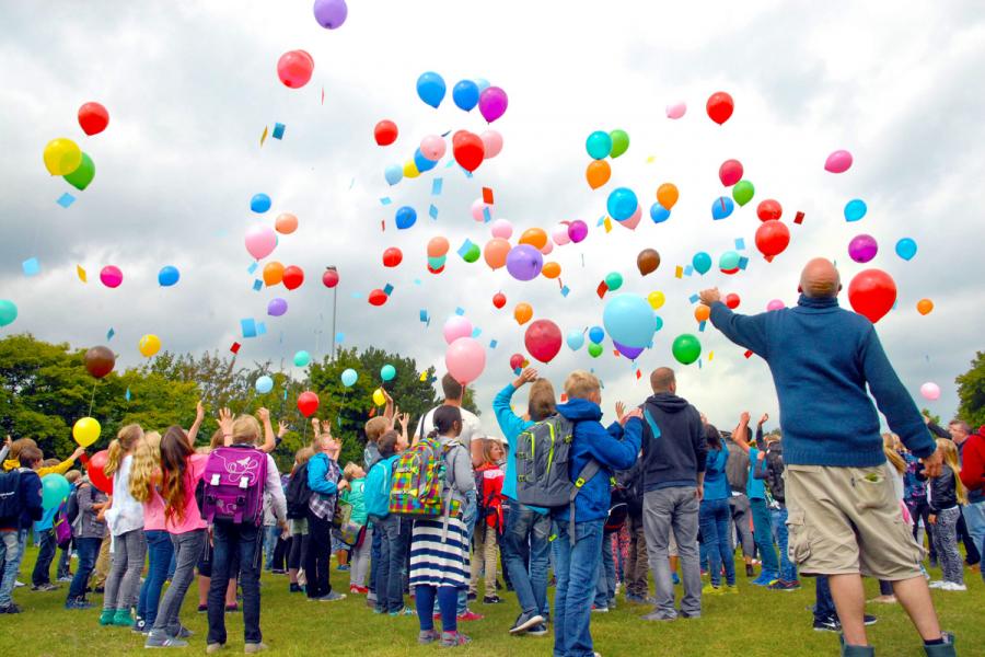 Alle Köpfe schauten nach oben, als bei der Einschulungsfeier der IGS Oyten die Ballons losgelassen wurden.